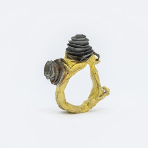 Atri Galván: anillo de latón y hierro oxidado.